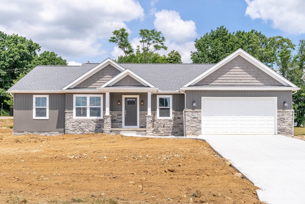 custom-ranch-home-gray-stone-siding-three-car-garage-ohio