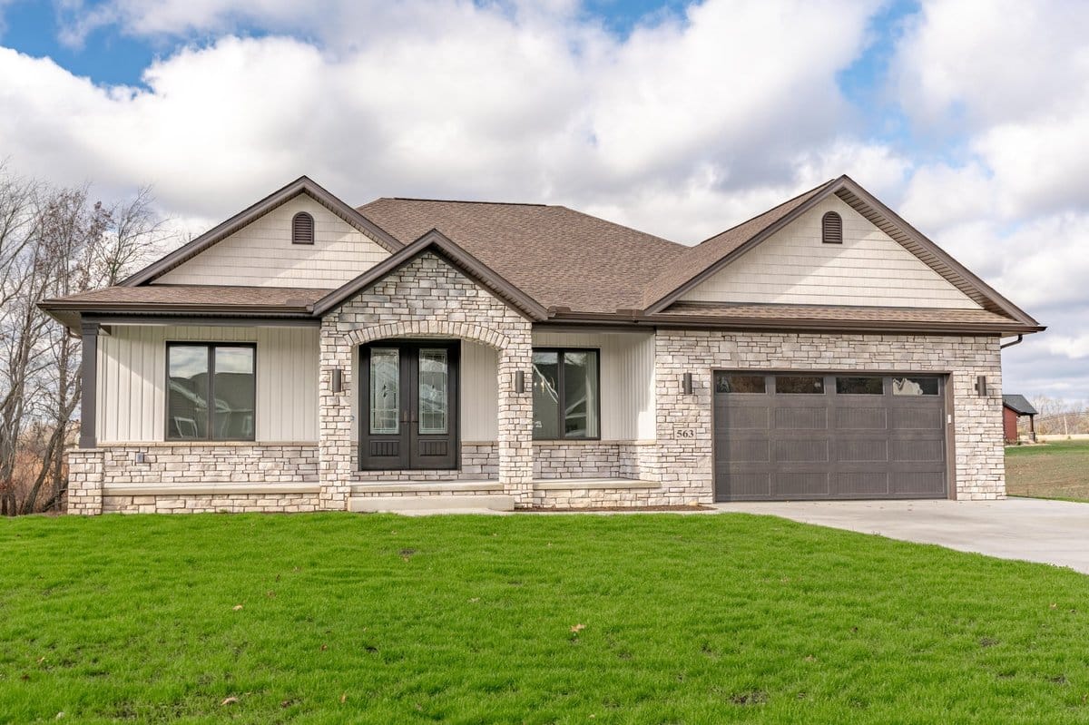 ranch-home-brick-white-siding-front-elevation-stark-county-ohio
